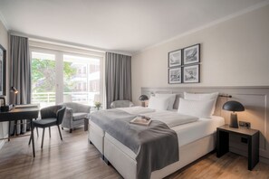 Bộ đồ giường kháng dị ứng, minibar, két bảo mật tại phòng