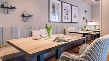 Petit déjeuner buffet (17.90 EUR par personne)