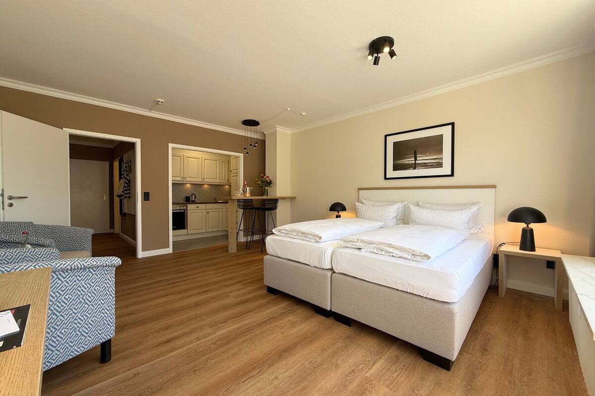 Studio, Balcony, City View | Hypo-allergenic bedding available, minibar, in-room safe, desk