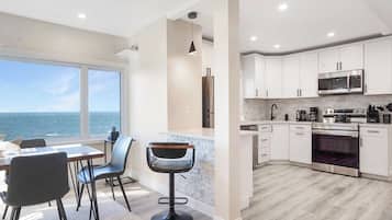 Een koelkast, een magnetron, een oven, een kookplaat