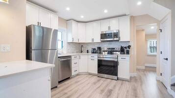 Een koelkast, een magnetron, een oven, een kookplaat