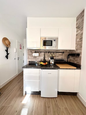 City Studio | Private kitchen | Mini-fridge, microwave, stovetop, coffee/tea maker