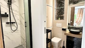 Studio Kota | Kamar mandi | Shower, pancuran hujan, pengering rambut, dan handuk