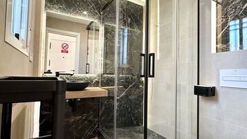 Studio Ville | Salle de bain | Douche, douche à « effet pluie », sÚche-cheveux, serviettes fournies