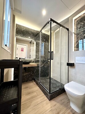 City Studio | Bathroom | Shower, rainfall showerhead, hair dryer, towels - Casa Secunda Romar (Córdoba)