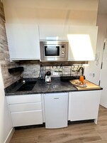 Basic Studio | Private kitchen | Mini-fridge, microwave, stovetop, coffee/tea maker
