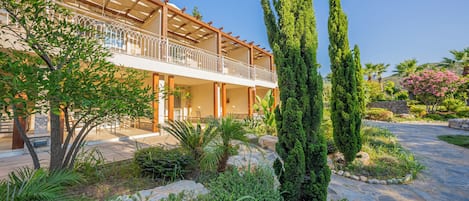 Superior Garden | Front of property