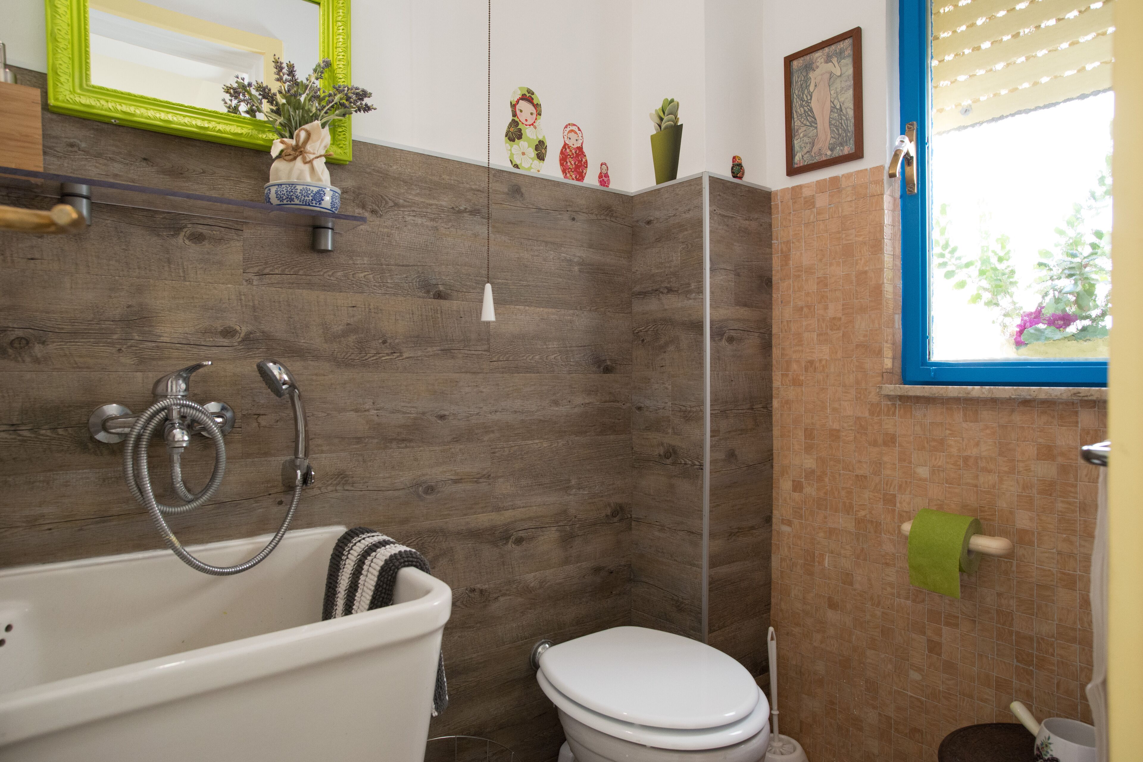 Doccia, asciugacapelli, asciugamani, sapone