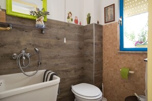 Dusj, hårføner, håndklær og såpe