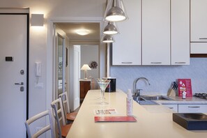 Kühlschrank, Mikrowelle, Ofen, Geschirrspüler