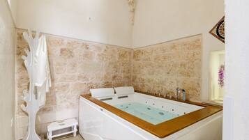 Douche, sĂšche-cheveux, serviettes fournies, savon