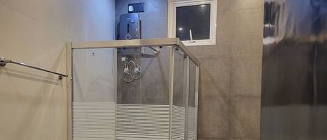 Een douche, een haardroger, handdoeken, zeep