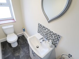 Un baño con inodoro, lavabo y espejo.