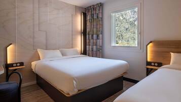 Escritorio, sistema de insonorización, wifi gratis y ropa de cama