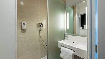 Een douche, handdoeken, zeep, shampoo