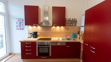 Kühlschrank, Mikrowelle, Herdplatte, Geschirrspüler