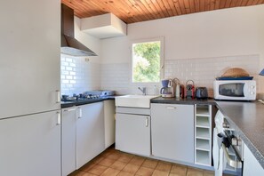 Kühlschrank, Ofen, Geschirrspüler, Wasserkocher mit Kaffee-/Teezubehör