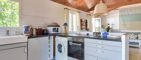 Kühlschrank, Ofen, Geschirrspüler, Wasserkocher mit Kaffee-/Teezubehör