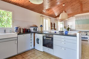 Kühlschrank, Ofen, Geschirrspüler, Wasserkocher mit Kaffee-/Teezubehör