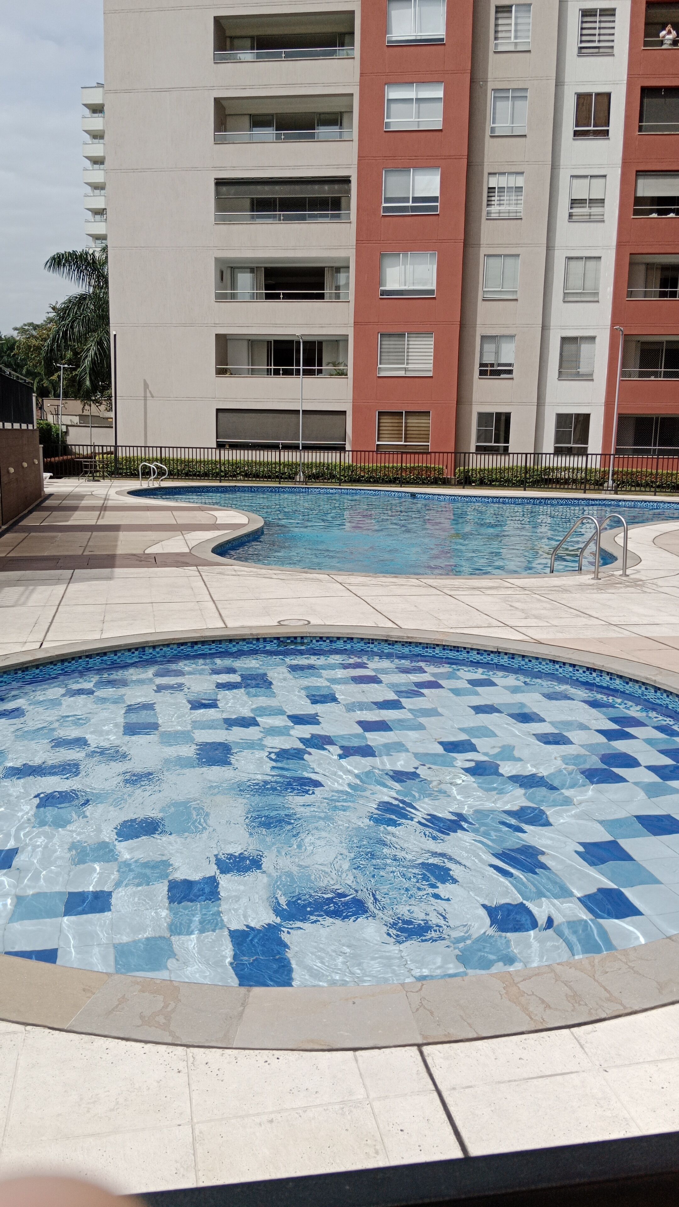 حمّام سباحة خارجي، مظلات على حمّام السباحة