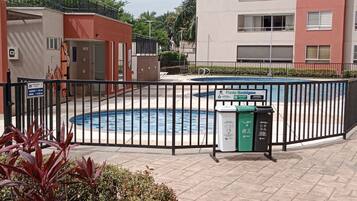Piscina a l'aire lliure i para-sols