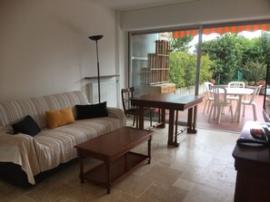 TV - Agréable Appartement Avec Piscine Tennis à 10 Minutes de la mer (Antibes)