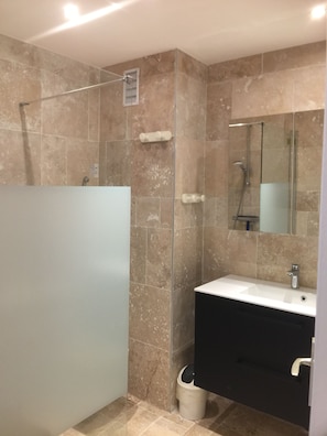 Ducha, bidet, toallas