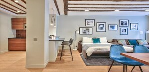 4 habitaciones, escritorio y tabla de planchar con plancha 