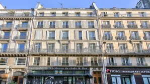 A multi-story building with a restaurant named "Le Cercle Residence de chefs & Bar" on the ground floor.