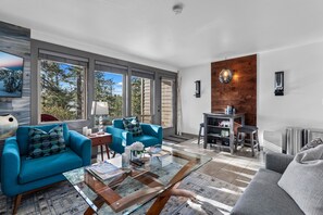 Una televisión, una chimenea