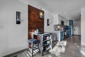 Réfrigérateur, four à micro-ondes, un four, surface de cuisson
