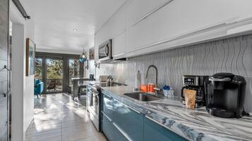 Coffee/tea maker, fridge, microwave, oven