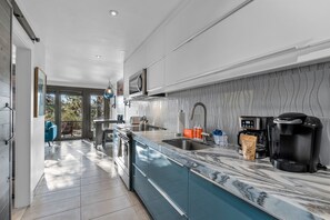 Frigorífico, microondas, horno y placa de cocina