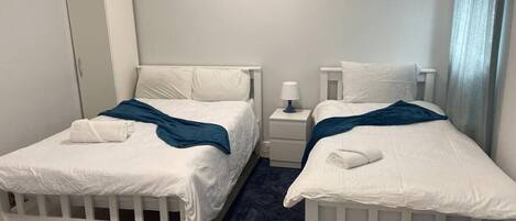 1 habitación, tabla de planchar con plancha, wifi gratis y ropa de cama