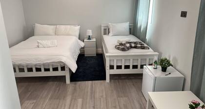 Studio Sleeps 3 - Pet Friendly