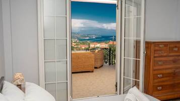 2 habitaciones, tabla de planchar con plancha y ropa de cama