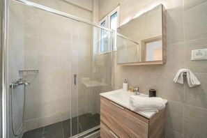 Shower, hair dryer, towels - Villa Stunning Views (Karavados)