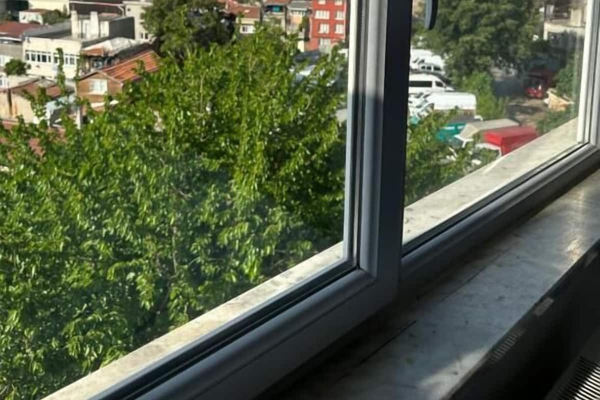 Apartment with Sea View | 2 camere, minibar, una scrivania, ferro/asse da stiro