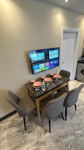 Minibar, bureau, fer et planche à repasser, accès au Wi-Fi (inclus)