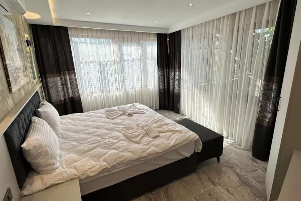 Three-Bedroom Apartment | 2 camere, minibar, una scrivania, ferro/asse da stiro