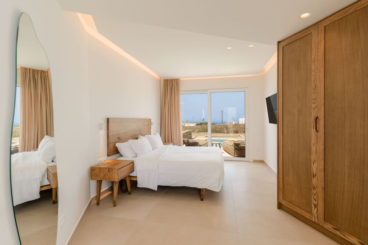 Junior Room, 1 King Bed | Minibar, in-room safe, desk, blackout drapes