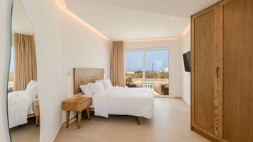 Quarto júnior, 1 cama King | Frigobar, cofres nos quartos, escrivaninha, cortinas blackout