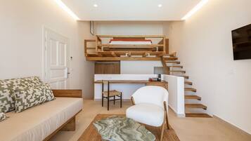Family suite with private pool | Coin séjour | Télévision à écran plat