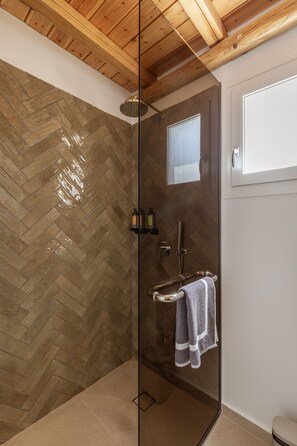 Family suite with private pool | Salle de bain | Articles de toilette gratuits, sèche-cheveux, peignoirs, chaussons