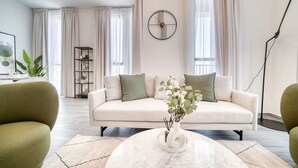 Una sala de estar moderna con un sofá, una mesita de centro y una estantería.