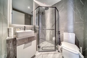 Douche, sèche-cheveux, serviettes fournies, savon