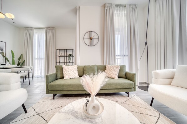 TV - Tranquil 2BR w/ Assistant’s Room at Mesk 1 Midtown Dubai Production City by Deluxe Holiday Homes (Dubai)