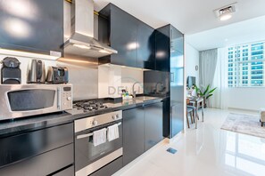 Réfrigérateur, micro-ondes, four, grille-pain