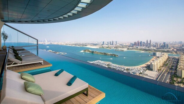 A luxurious infinity pool with a city view, including a marina and high-rise buildings. - Heavenly Studio at The Palm Tower Palm Jumeirah by Deluxe Holiday Homes (Dubai)