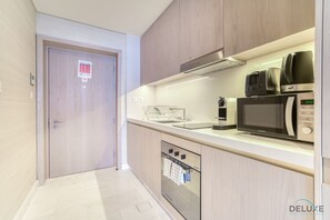 Eine moderne Küche mit Mikrowelle, Toaster und Backofen.